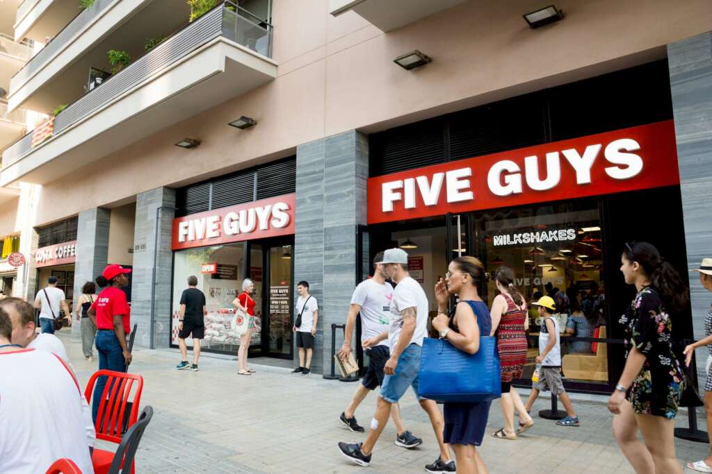 El restaurante de Five Guys en la Sagrada Familia, Barcelona. Foto: Five Guys España