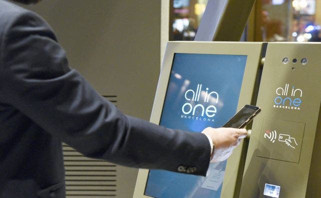La tecnología NFC permite hacer auto check-in con el móvil al llegar a "all in one", gestionar las citas y e identificar al cliente para avisar a los gestores de su llegada.