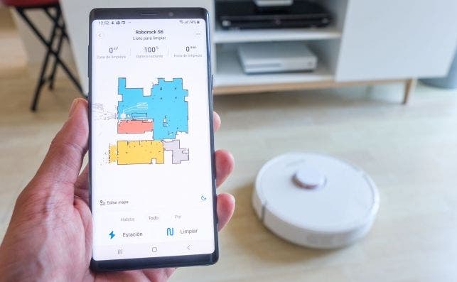 A través de la app se pueden controlar los ajustes y modo de funcionamiento del robot aspirador