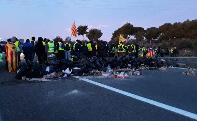 Los CDR cortan la circulación de la AP-7 desde primera hora del sábado. Foto: Twitter