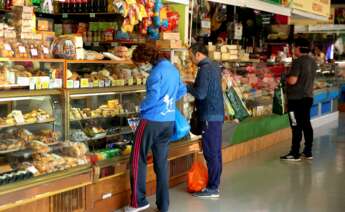 Clientes realizan sus compras en el mercado municipal de La Laguna, en Tenerife | EFE/CG/Archivo