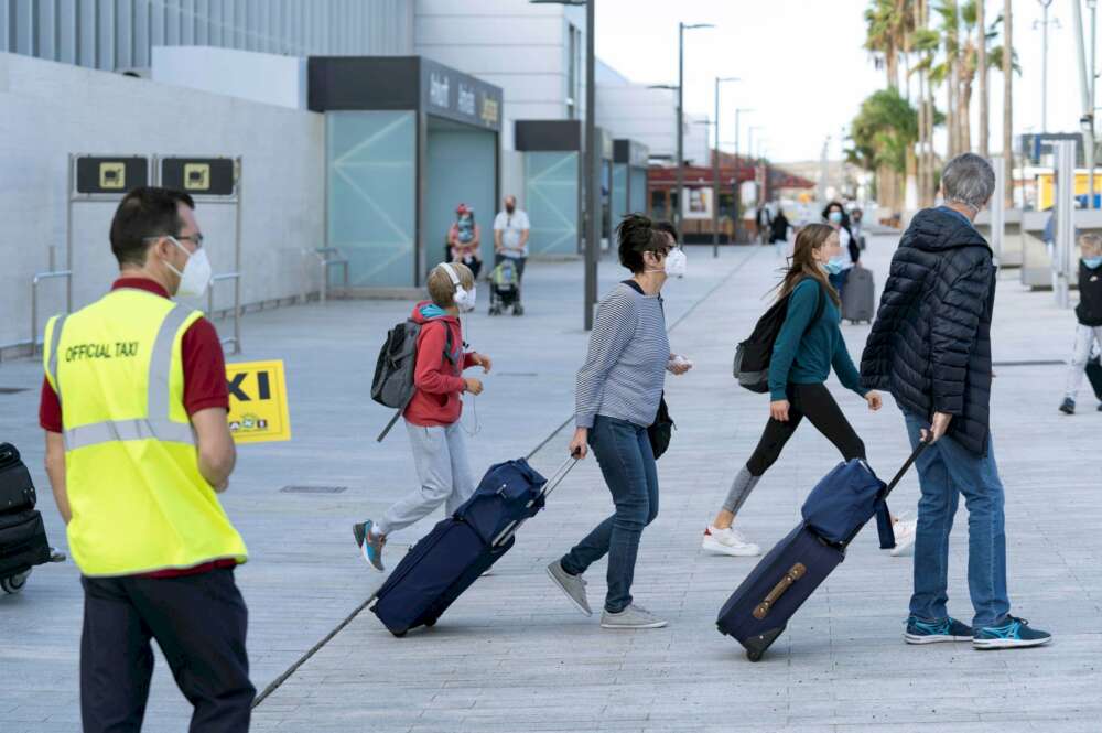 Llegada de turistas al aeropuerto de Tenerife Sur, el 24 de octubre de 2020. Un control fronterizo temprano habría ayudado a frenar la primera ola de Covid-19 en España, según un informe del Instituto de Biomedicina de Valencia | EFE/MB/Archivo