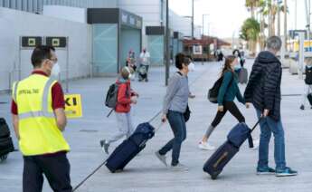 Llegada de turistas al aeropuerto de Tenerife Sur, el 24 de octubre de 2020. Un control fronterizo temprano habría ayudado a frenar la primera ola de Covid-19 en España, según un informe del Instituto de Biomedicina de Valencia | EFE/MB/Archivo