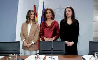 Las ministras Yolanda Díaz (Trabajo), María Jesús Montero (Hacienda) e Irene Montero (Igualdad) en la rueda de prensa posterior al consejo de ministros del 18 de febrero de 2020. Foto: EFE/JCH