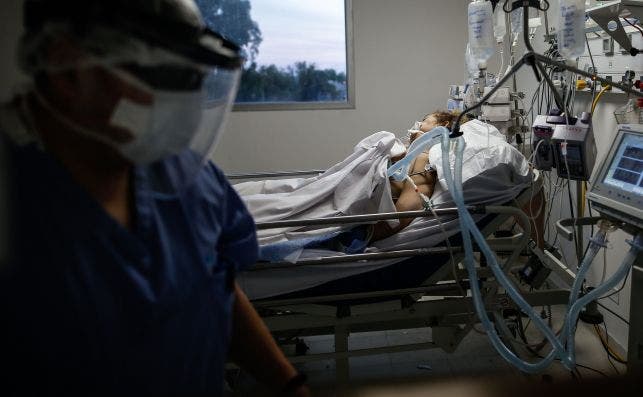 Una paciente grave de coronavirus, ingresada en un hospital de Argentina / EFE