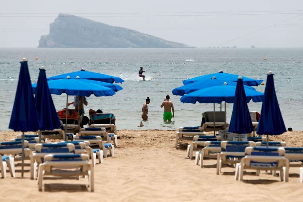 Hamacas vacías en la playa de Benidorm, una de las zonas más afectadas por la caída del turismo internacional| EFE/ML/Archivo