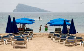 Hamacas vacías en la playa de Benidorm, una de las zonas más afectadas por la caída del turismo internacional| EFE/ML/Archivo