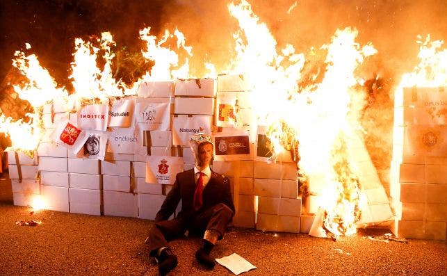 Los CDR queman un retrato del Rey Felipe VI en una manifestación por la Diada del 11 de septiembre de 2020 | EFE/QG