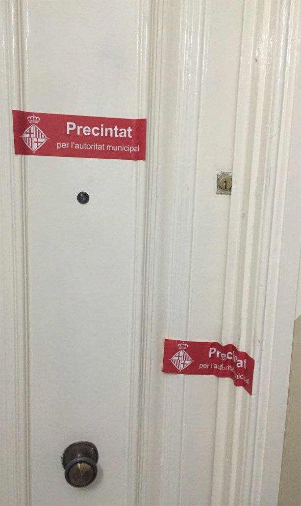 Puerta precintada.