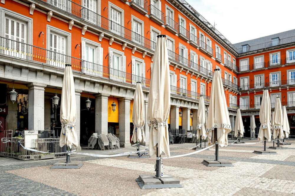 La Plaza Mayor de Madrid, con las terrazas precintadas para evitar la propagación del coronavirus / EFE