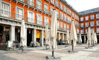 La Plaza Mayor de Madrid, con las terrazas precintadas para evitar la propagación del coronavirus / EFE