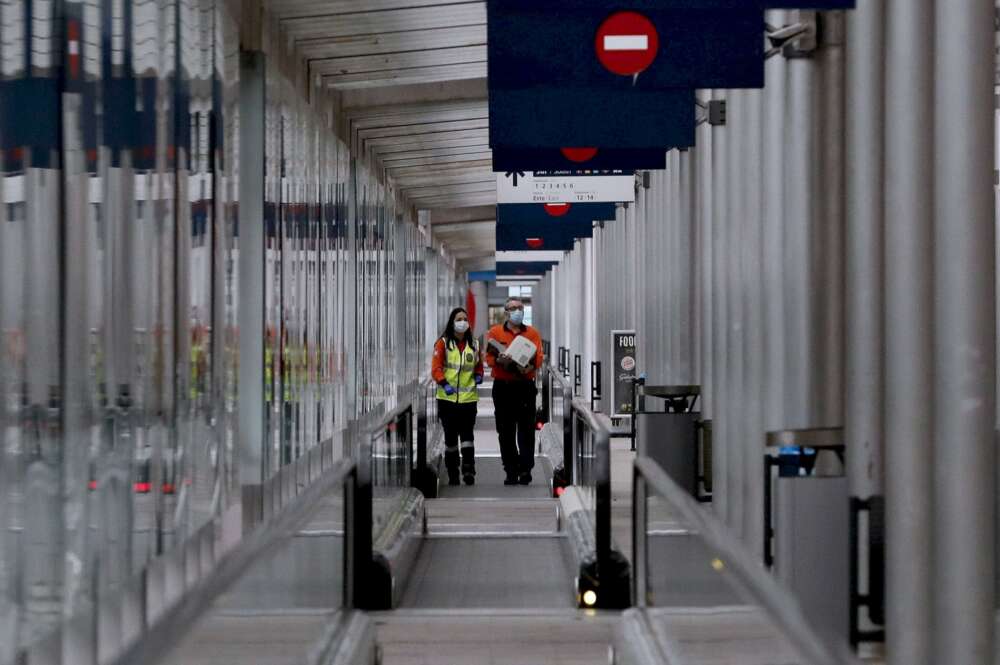 Dos sanitarios transitan el hospital de emergencia habilitado en Ifema en Madrid, el 24 de marzo de 2020, durante la emergencia del coronavirus | EFE/Ballesteros