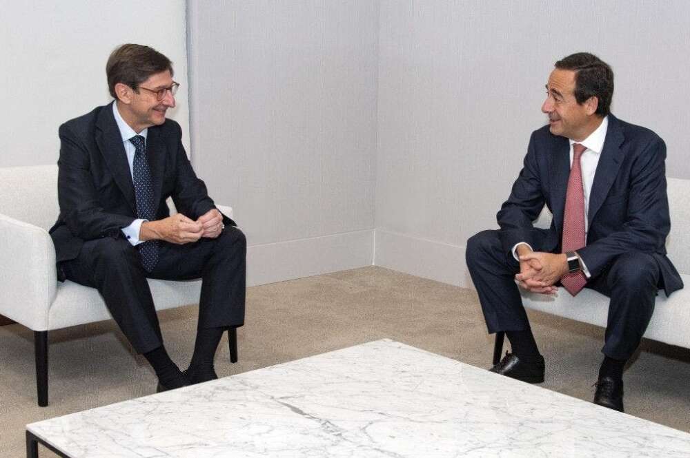 El presidente de Bankia, José Ignacio Goirigolzarri, y el consejero delegado de Caixabank, Gonzalo Gortázar, en la reunión para cerrar la fusión.