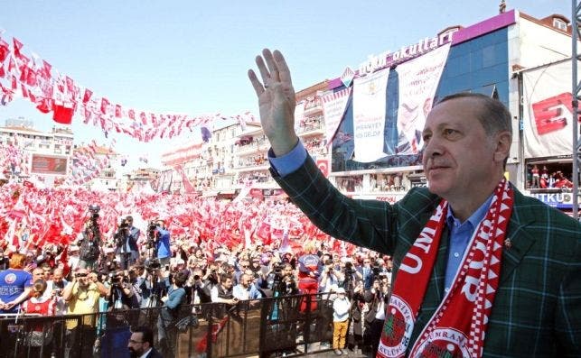 El presidente turco Recep Tayyip Erdogan, le hace un roto de 900 millones a BBVA. EFE