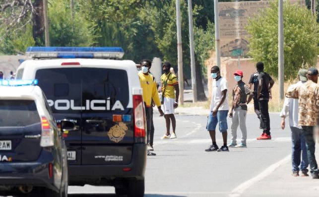 Más de un centenar de inmigrantes que residen en el asentamiento ilegal de la carretera de Peñas. Foto: Efe