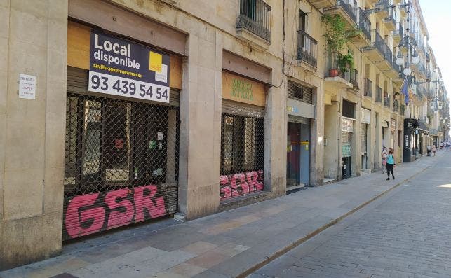 La mitad de los establecimientos de la calle Ferran de Barcelona están cerrados. Esta calle tiene su inicio en la plaza Sant Jaume, centro del poder catalán con las sedes de la Generalitat y el Ayuntamiento. /ED