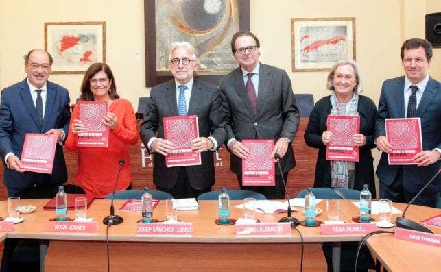 Josep Sánchez Llibre y Jordi Alberich, en el centro de la imagen, en la presentación del primer informe del Instituto de Estudios Estratégicos, el think tank de la patronal Foment del Treball. / FTN