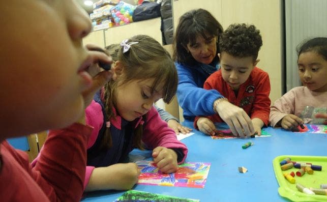 Foto4 niños con voluntarios la Caixa