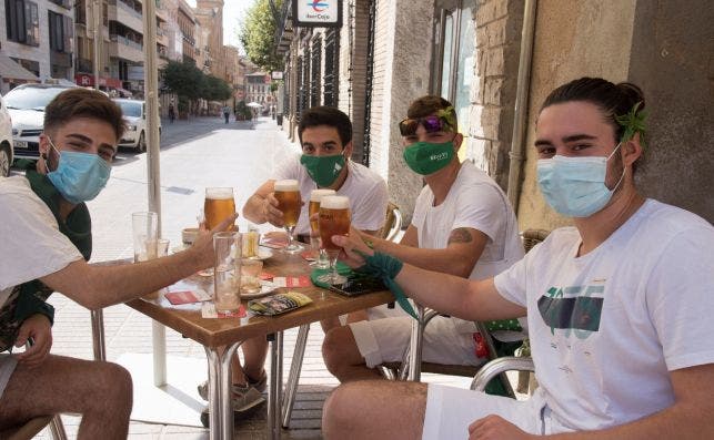 Un grupo de jóvenes se reúne en una terraza.- EFE/Javier Blasco