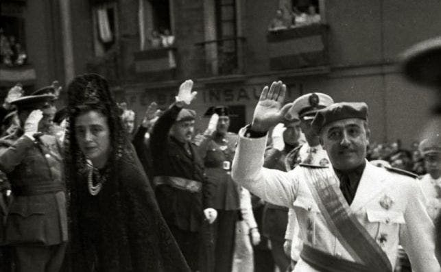 Francisco Franco y su mujer, Carmen Polo, durante una visita oficial. Wikimedia Commons