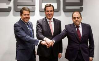 De izquierda a derecha, el presidente de Cepyme, Gerardo Cuerva; de la CEOE, Antonio Garamendi; y de ATA , Lorenzo Amor, tras la firma de incorporación de esta federación de autónomos en la gran patronal española en enero pasado. /EFE/Emilio Naranjo
