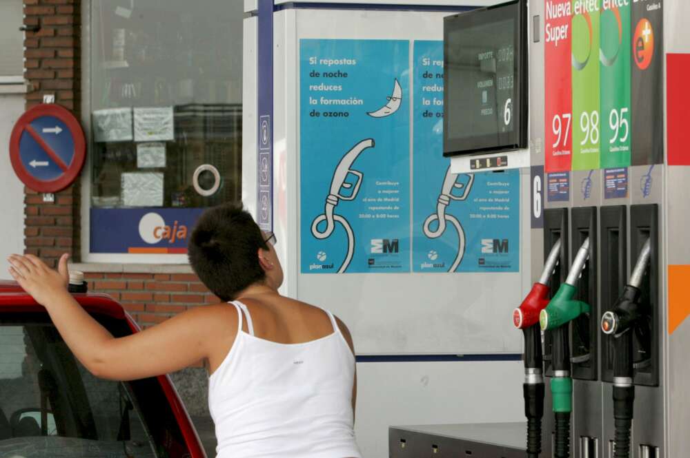 Mujer reposta su coche. Efe/Fernando Alvarado