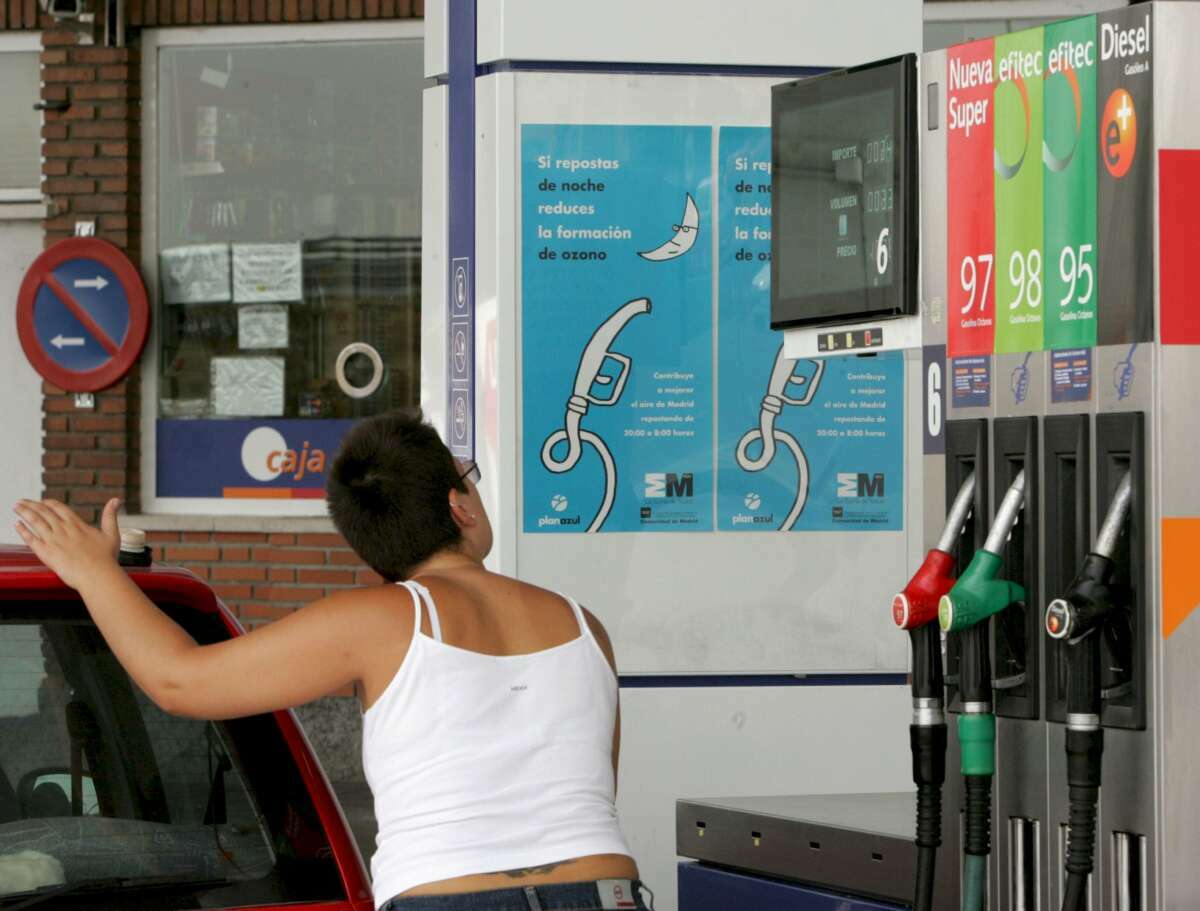 Mujer reposta su coche. Efe/Fernando Alvarado