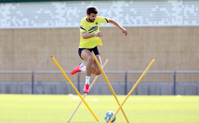 Gerar Piqué entrena tras el retorno a los campos por la desescalada. EFE