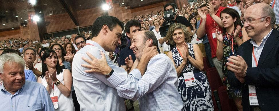 González, Rubalcaba y Almunia durante el congreso del PSOE que eligió a Pedro Sánchez como secretario general del partido. EFE/Luca Piergiovanni