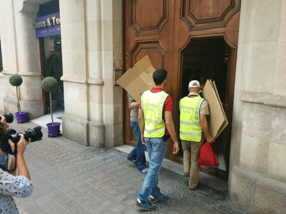 Agentes de la Guardia Civil entran a CatDem