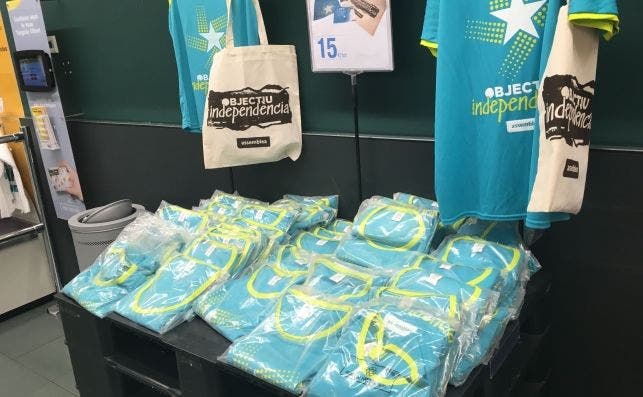 Camisetas de la ANC para la Diada a la venta en un supermercado Bon Preu. Foto: ED