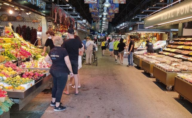 Pasillo central del mercado de la Boqueria. La imagen corresponde a la mañana del pasado miércoles, sin las aglomeraciones habituales de turistas de otros veranos. /ED