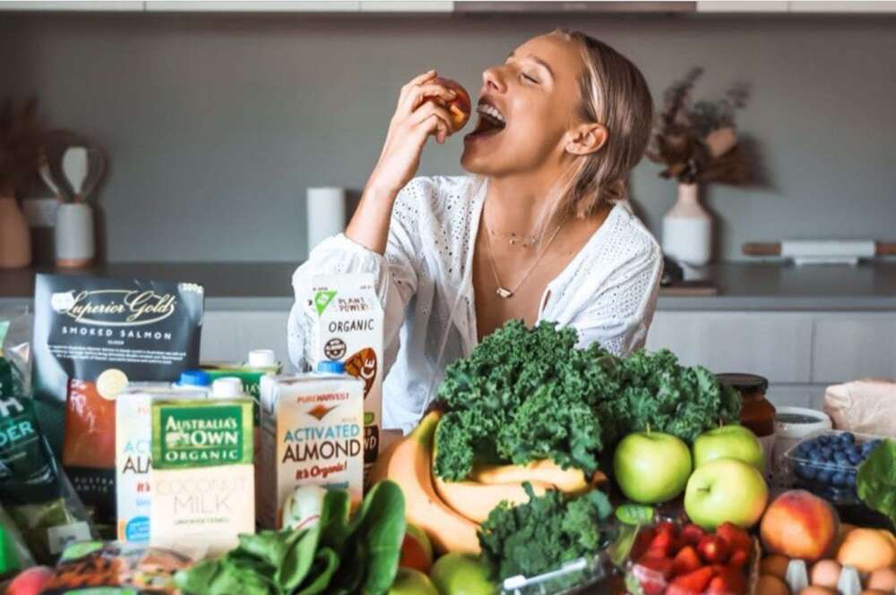 Una chica comiendo alimentos saludables