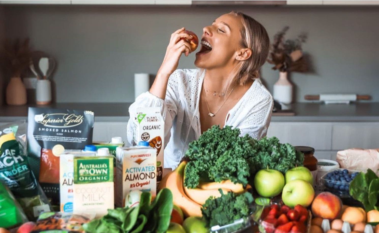 Una chica comiendo alimentos saludables