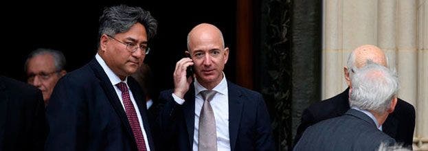 Bezos, teléfono en ristre, en el funeral de Bradlee