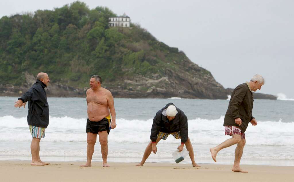 En la foto, un grupo de jubilados en la playa de la Concha de San Sebastián. Foto: Efe/Juan Herrero