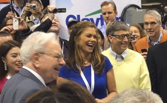 Kathy Ireland, Warren Buffett and Bill Gates at the 2015 Berkshire Hathaway Shareholders Meeting