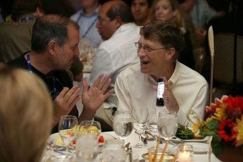 Steve Jobs y Bill Gates prueban un iPhone en una cena. Foto: Kay Kim/CC0