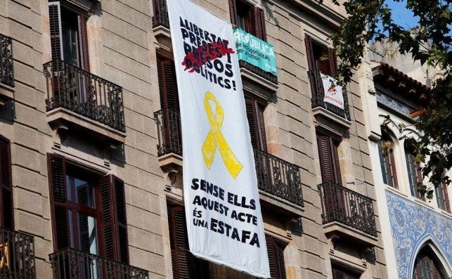 Otra pancarta en la Rambla en recuerdo a los dirigentes independentistas presos o huidos. /EFE