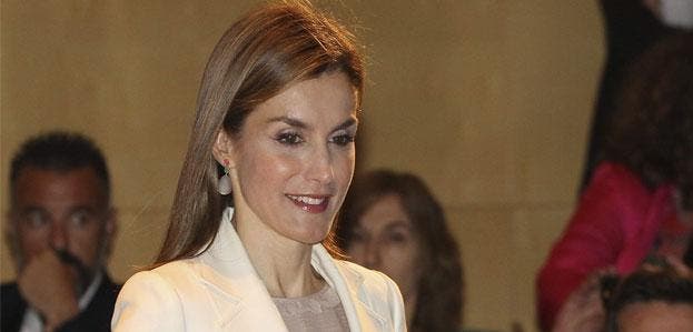 http://www.economiadigital.es/uploads/s1/34/03/20/letizia-pelo-largo-40320.jpg?t=1429631241