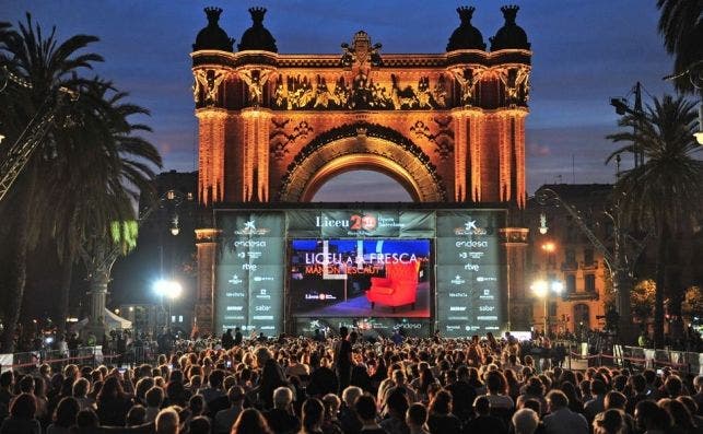 El Liceu a la fresca congregó a una multitud de asistentes en Arc de Triomf / A. Bofill