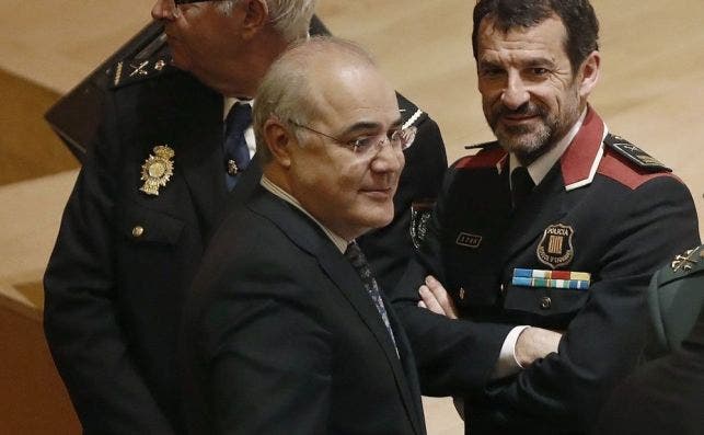 El juez Pablo Llarena junto al máximo responsable de los Mossos, Ferran López, este lunes en Barcelona