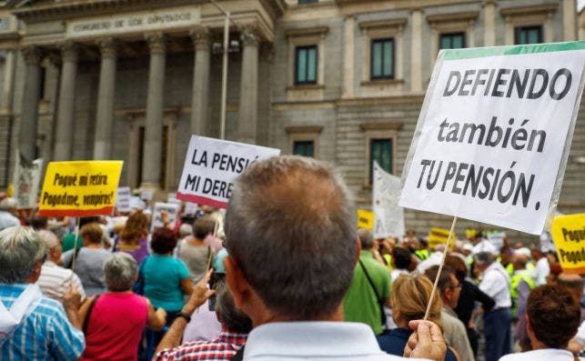 Los pensionistas se manifiestan frente al Congreso. Imagen de archivo./ EFE