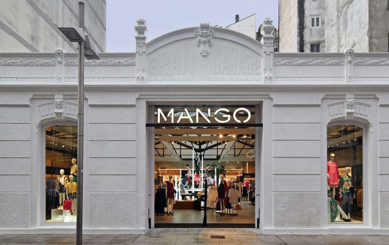 Fachada exterior de una tienda de Mango