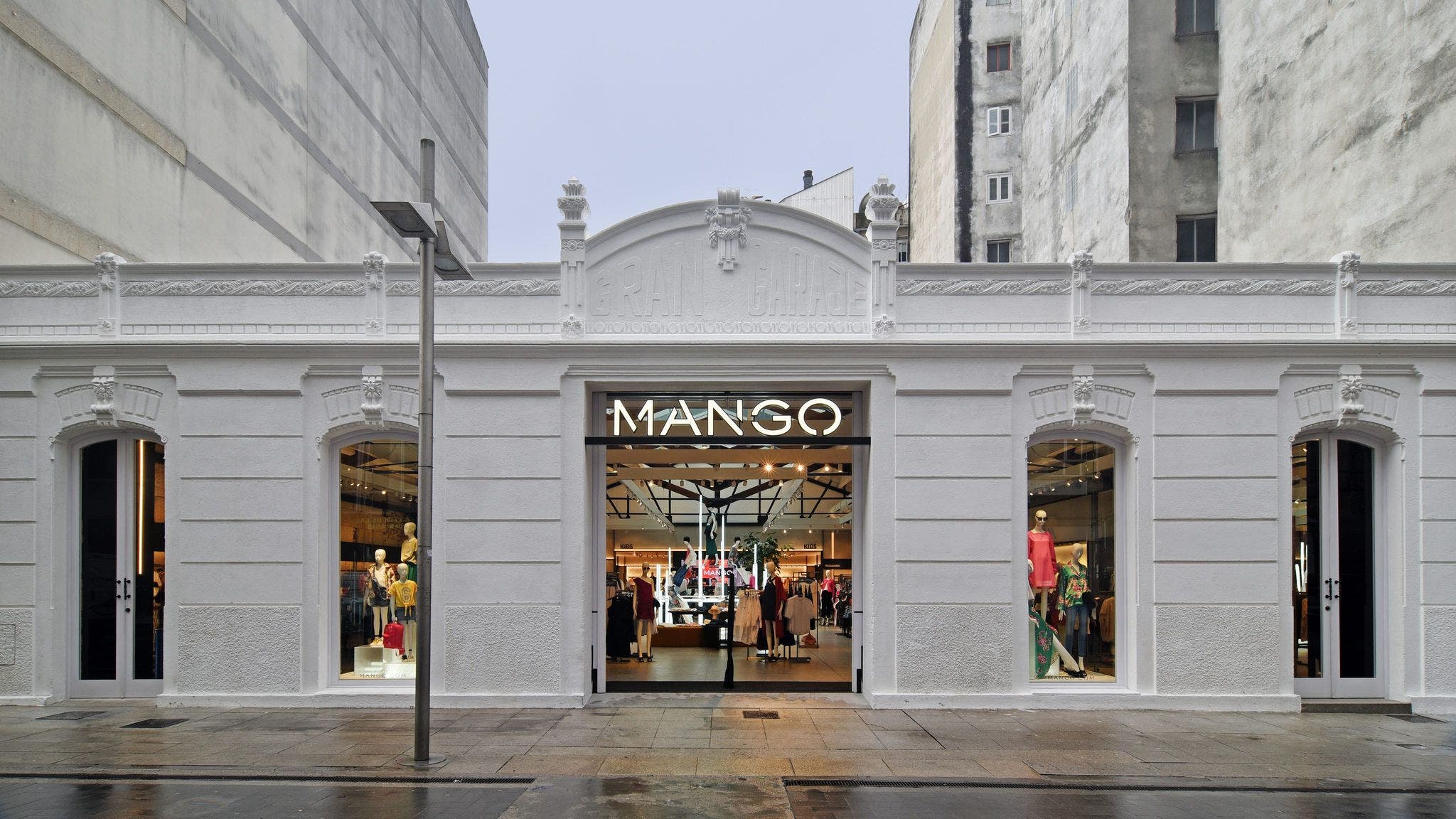 Fachada exterior de una tienda de Mango