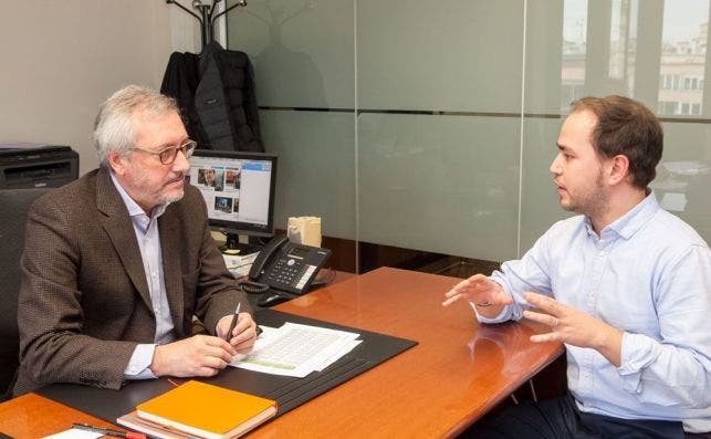 Marcos Pardeiro (d), director de ECONOMIADIGITAL.ES a partir de enero de 2018, junto al editor del grupo, Juan García, en un encuentro informal en la redacción central. ED