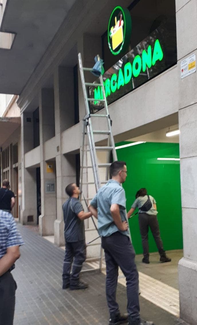 Limpian la puerta de un Mercadona tras el ataque de un piquete