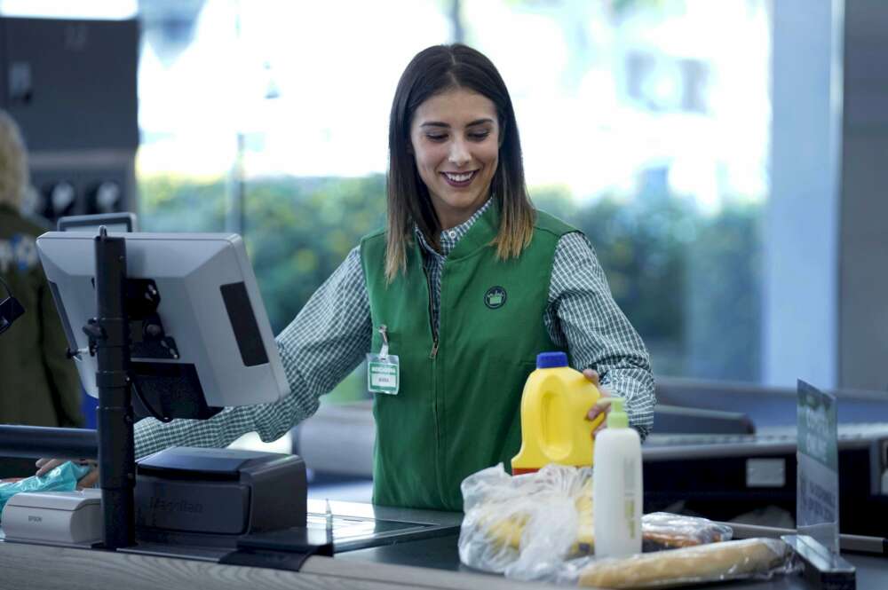 Una cajera de Mercadona atendiendo a un cliente