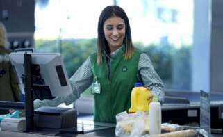 Una cajera de Mercadona atendiendo a un cliente