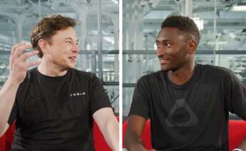 Elon Musk conversando sobre tecnología